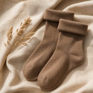 Calcetines de descanso de punto grueso en color topo con puño vuelto sin goma